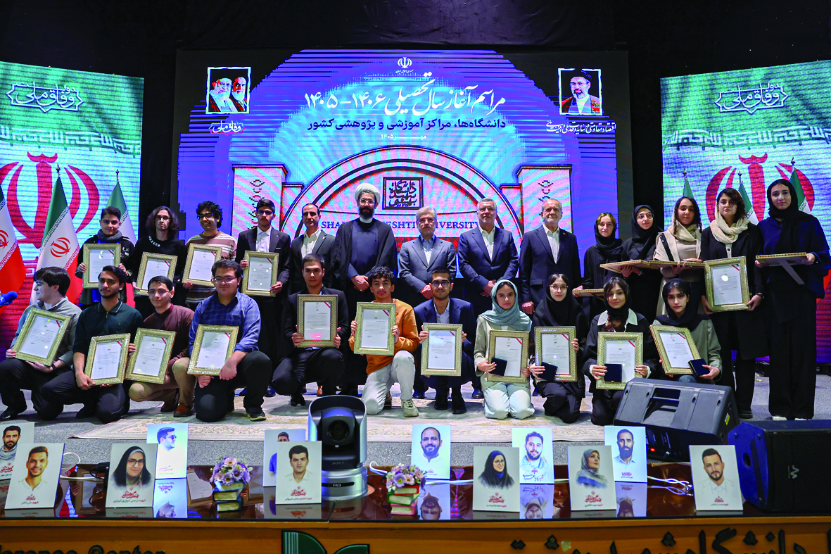 برترین‌های کنکور سراسری امسال درآیین بازگشایی دانشگاه‌های کشورتوسط رئیس جمهور مورد تجلیل قرار گرفتند